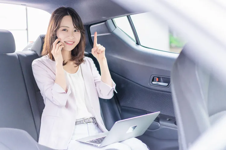 タクシーをビジネスシーンで利用する女性