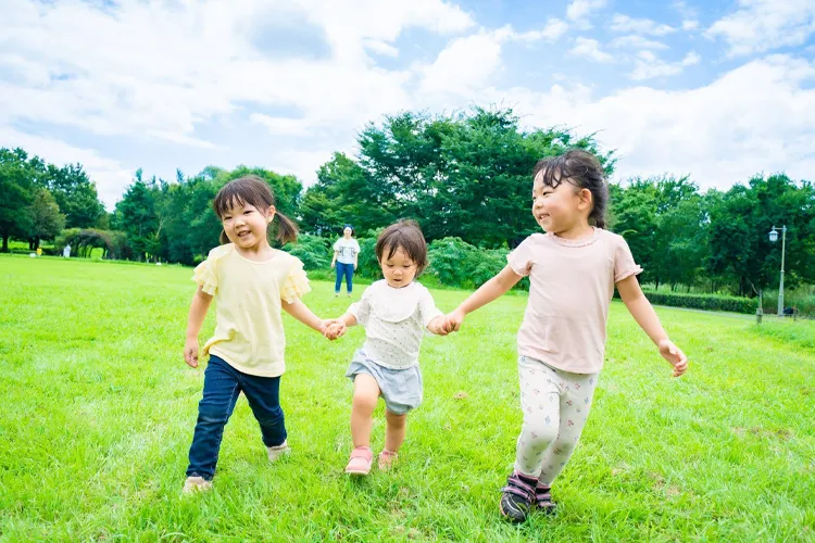 公演で遊ぶ子供たち