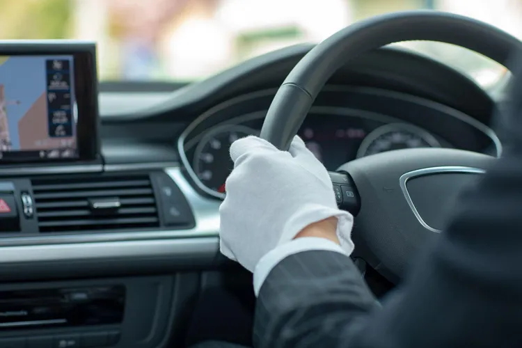 運転をするハイヤーのドライバー