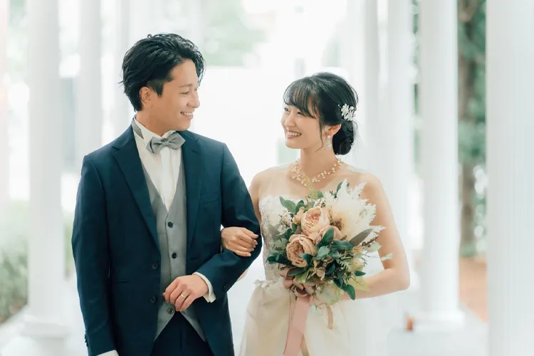 見つめ合う新郎新婦