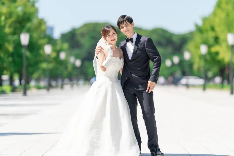 ウェディングドレスとタキシードで記念撮影をする新郎新婦