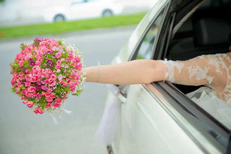 ブーケを持つ新婦