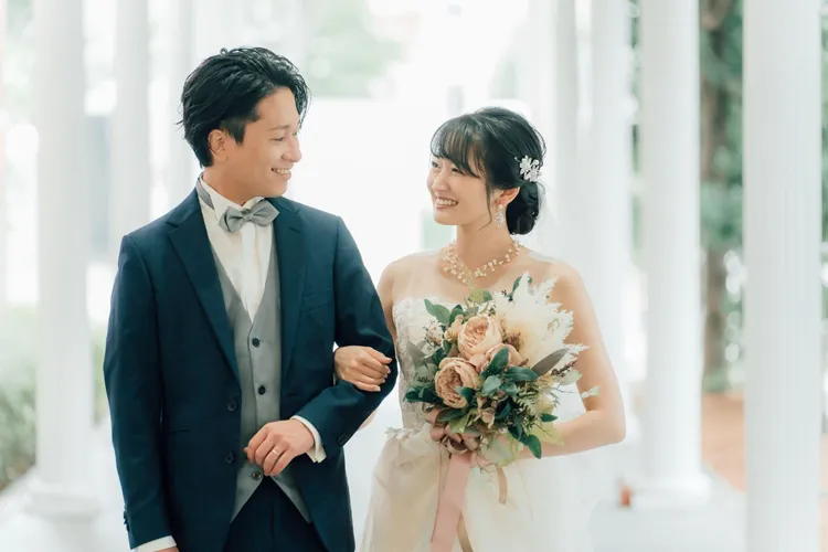 チャペルを歩く花嫁と花婿