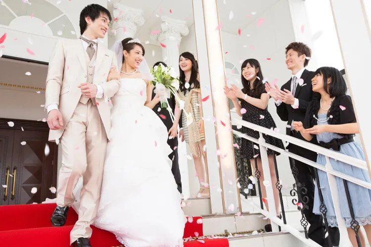 フラワーシャワーで祝われる新郎新婦