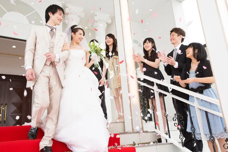 フラワーシャワーで新郎新婦を祝う