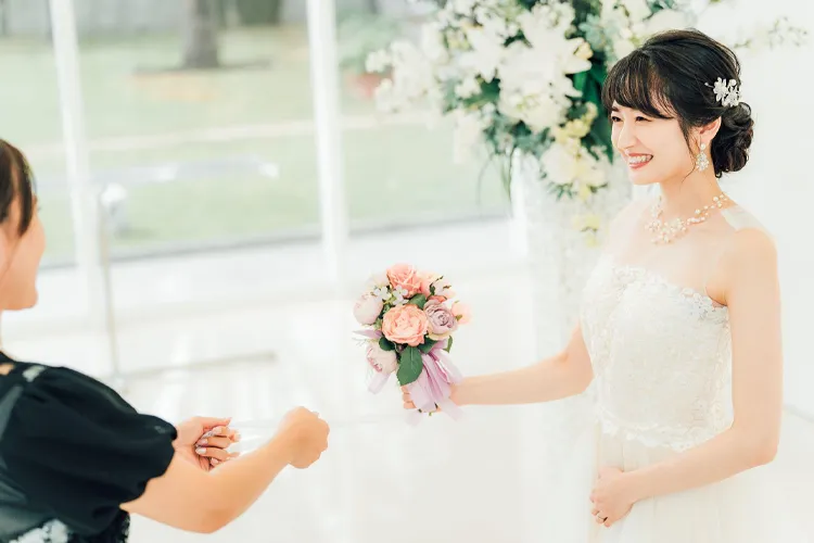 ブーケを持った新婦