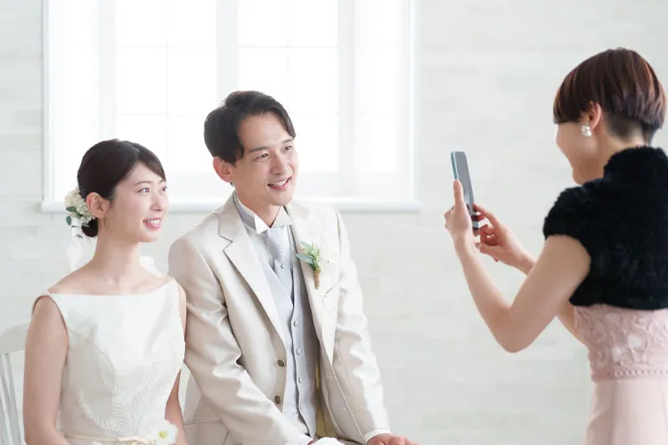 新郎新婦を記念撮影