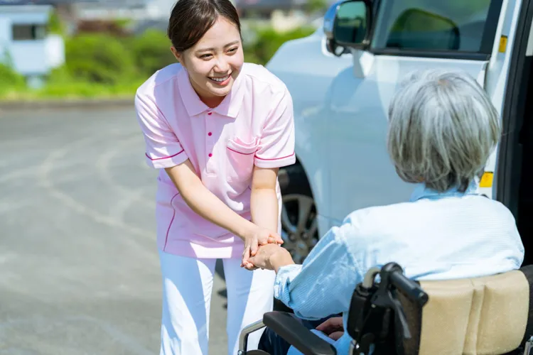 介護士と車いすの女性