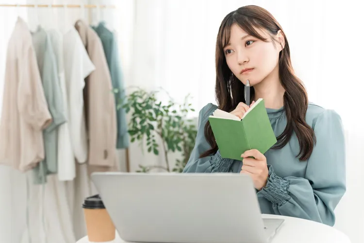 必要な物をメモする女性