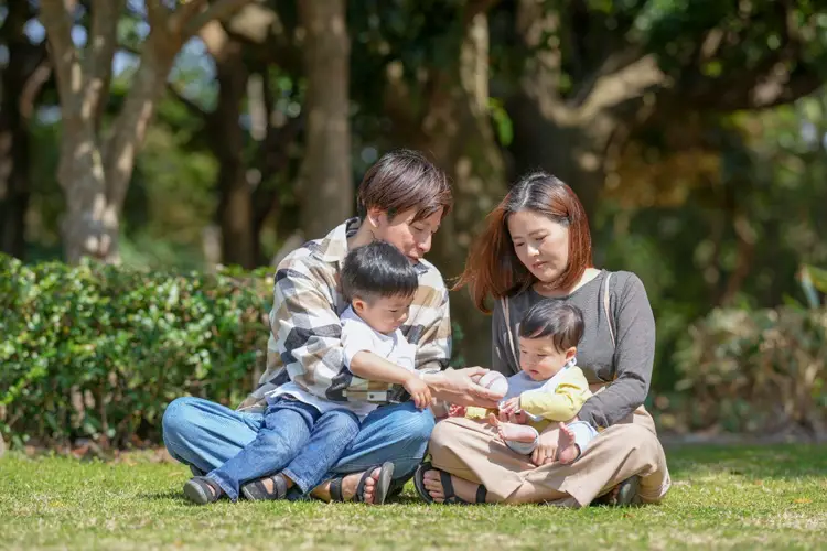 公演で遊ぶ子連れの夫婦
