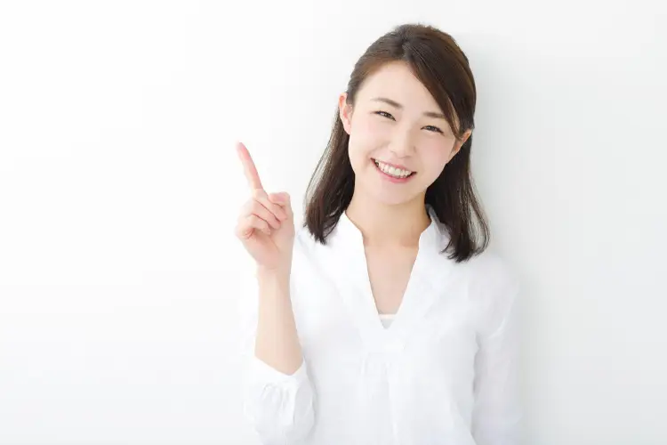タクシーの選び方を教える女性