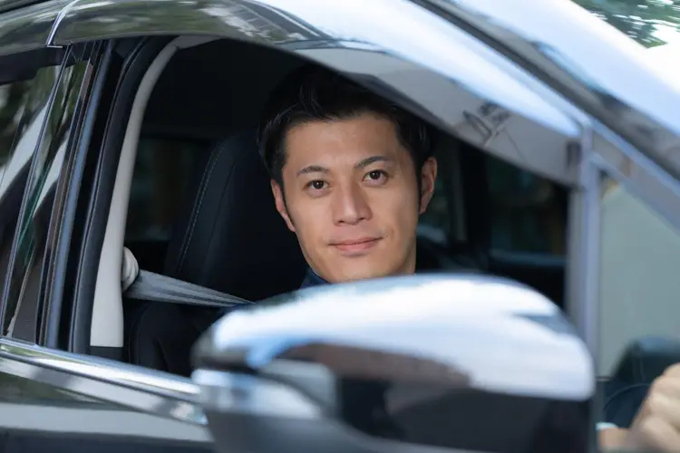 タクシーを運転する運転手