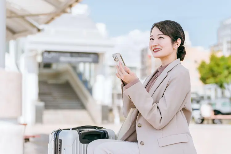 空港でタクシーを待つ女性