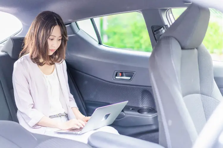 ハイヤーで仕事をする女性